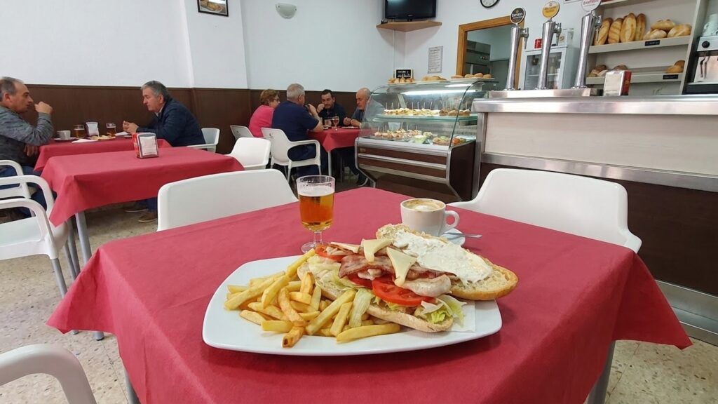 Almuerzo de media mañana con bocadillo y caña en La Nueva Dama, El Altet