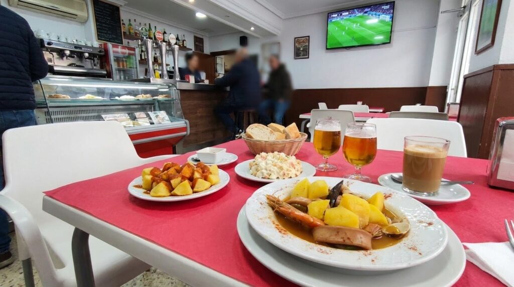 Mesa con platos y tapas caseras en La Nueva Dama, El Altet