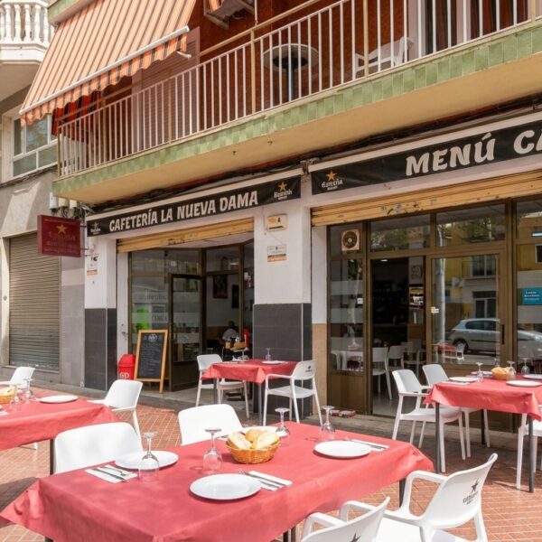 Fachada de La Nueva Dama, cafetería y tapería en El Altet, junto al aeropuerto de Alicante
