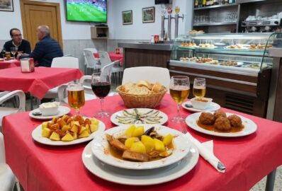 Mesa con tapas y platos caseros en La Nueva Dama, cafetería y tapería en El Altet