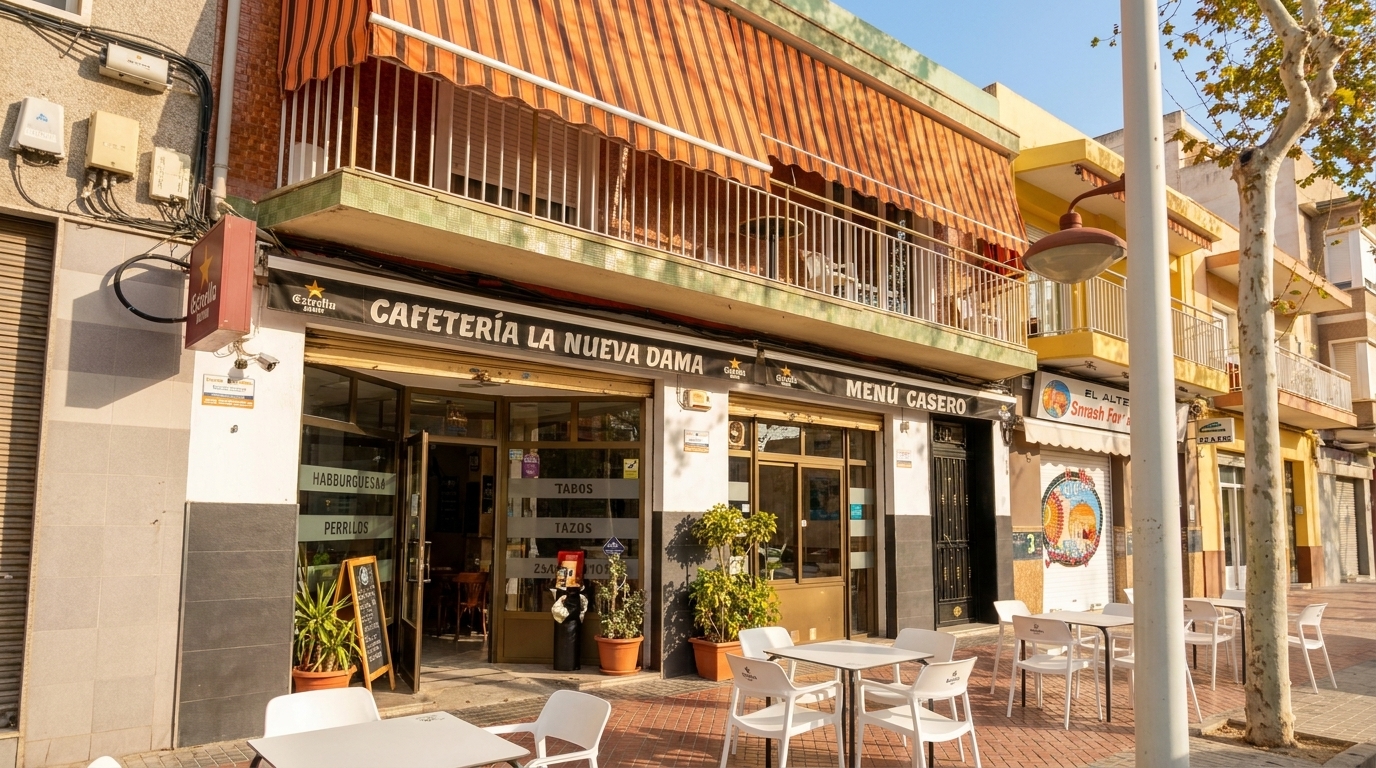 Fachada de La Nueva Dama, cafetería y tapería en El Altet, junto al aeropuerto de Alicante